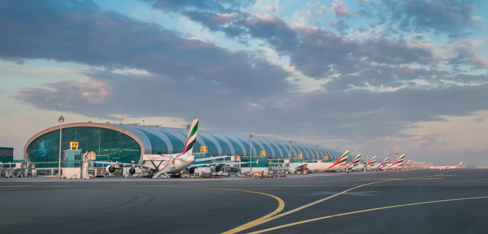 Wide-body airliner exterior, contrasting the legacy long-haul model with the new airline subscription wave.