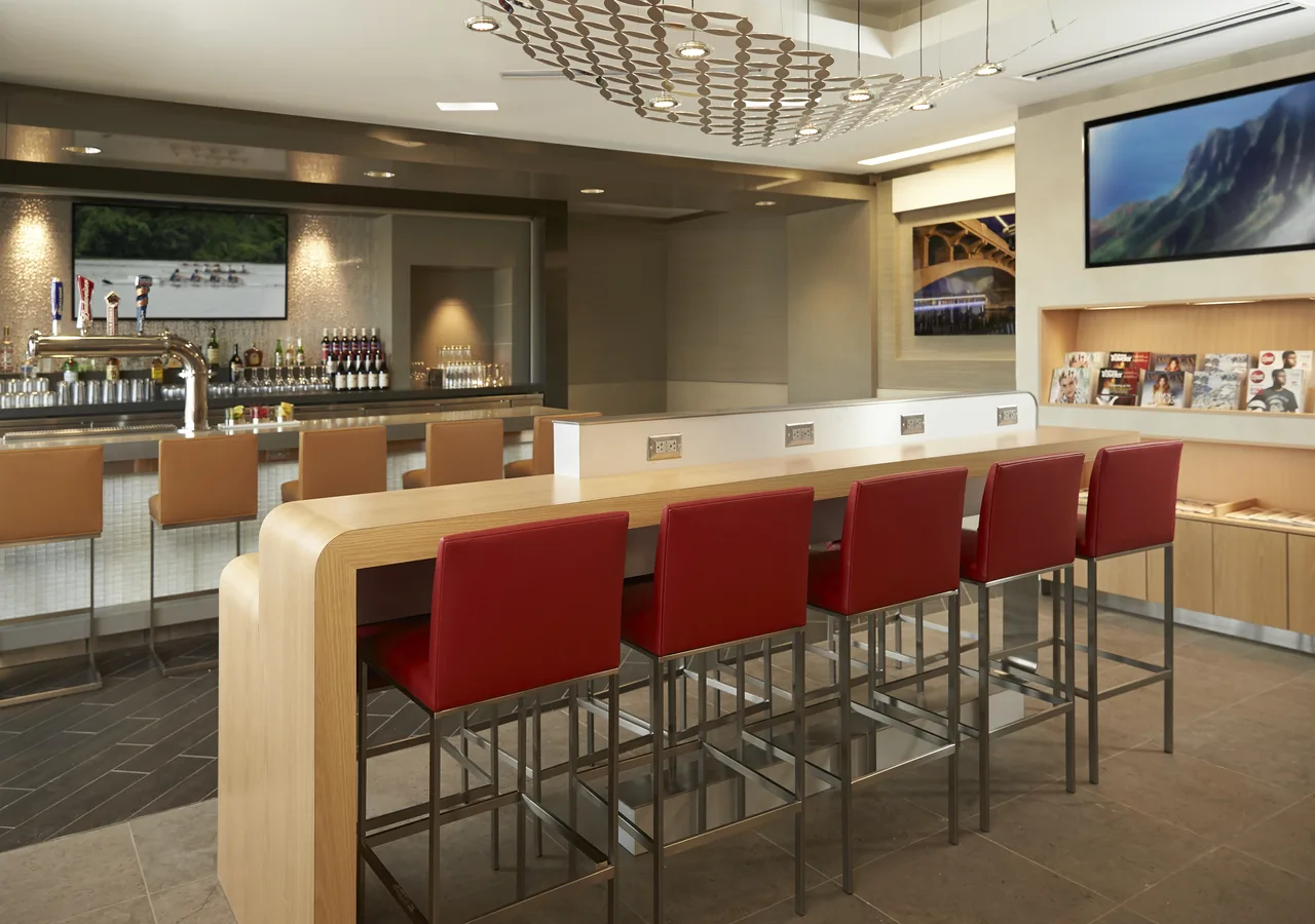 Admirals Club lounge bar and seating area, a benefit of holding AAdvantage elite status or oneworld Sapphire and above.