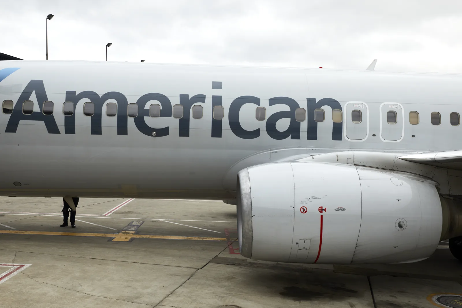 American Airlines widebody at gate, representing the AAdvantage Platinum Pro and Executive Platinum challenges open to qualified flyers.