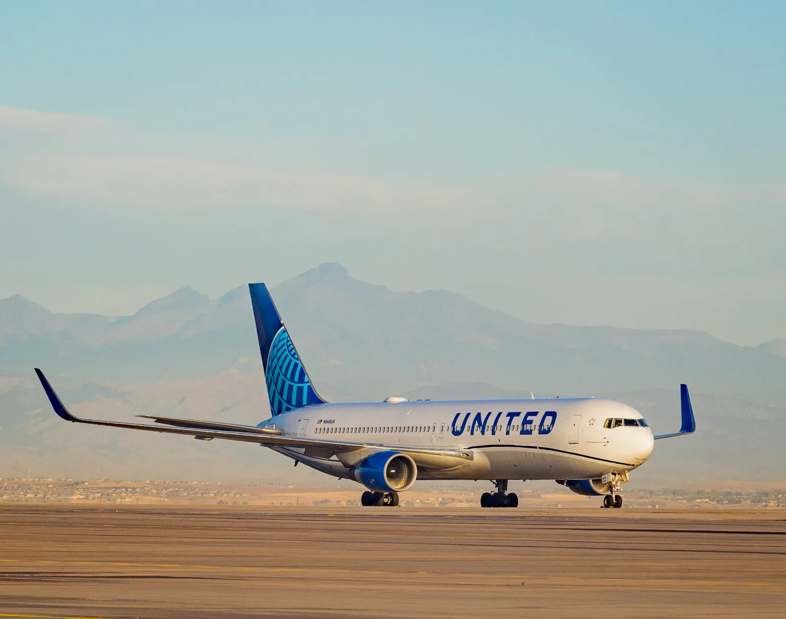 United Airlines Boeing 767-300ER, a long-haul widebody supporting MileagePlus Polaris business-class redemptions.